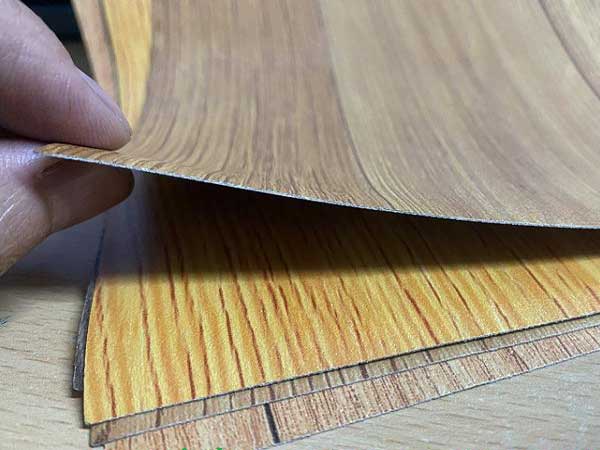 Thảm nhựa simili trải sàn vân gỗ - Ưu điểm và cách sử dụng trong trang trí nội thất
